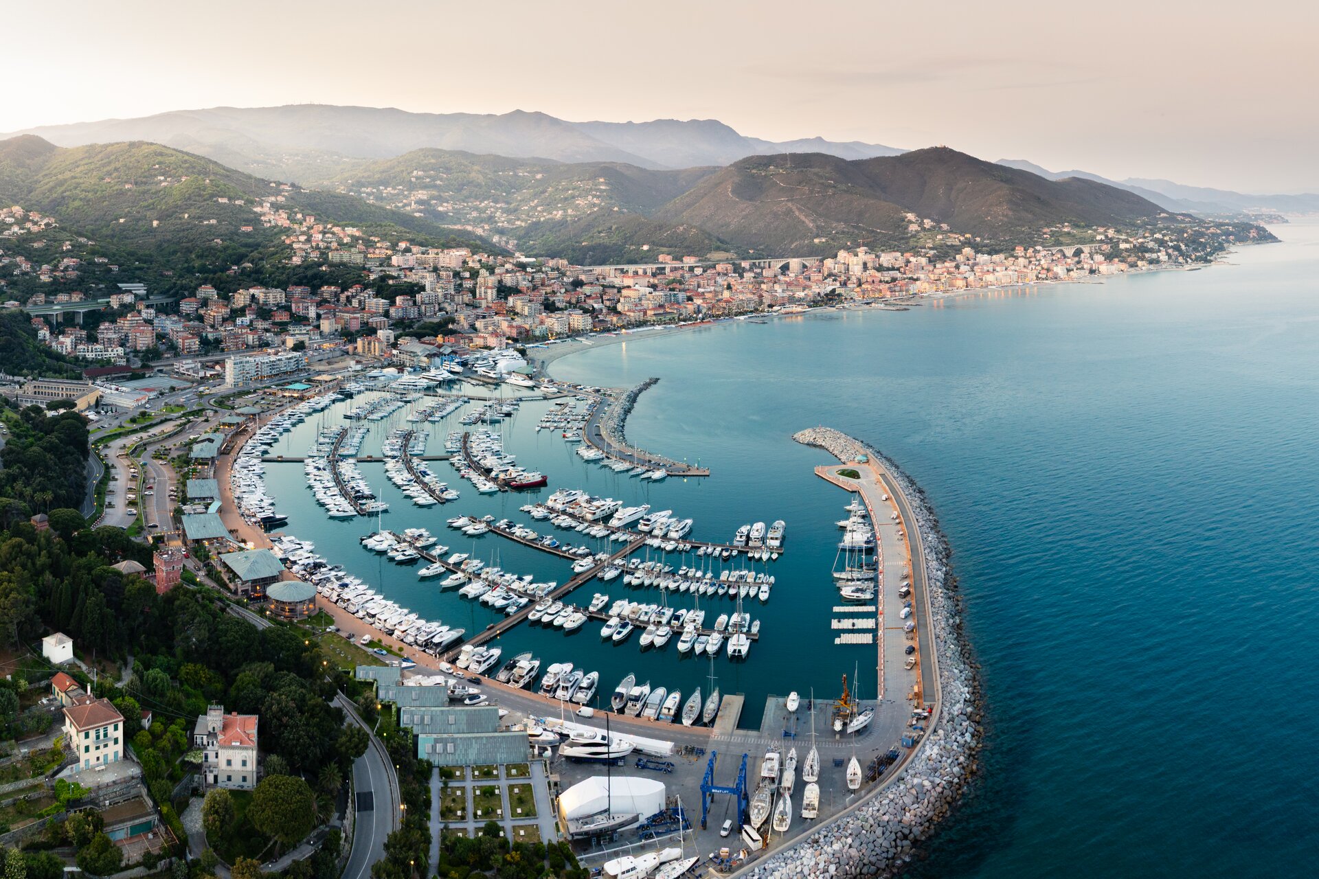 Panoramica Su Varazze Con Primo Piano Su Marina Di Varazze