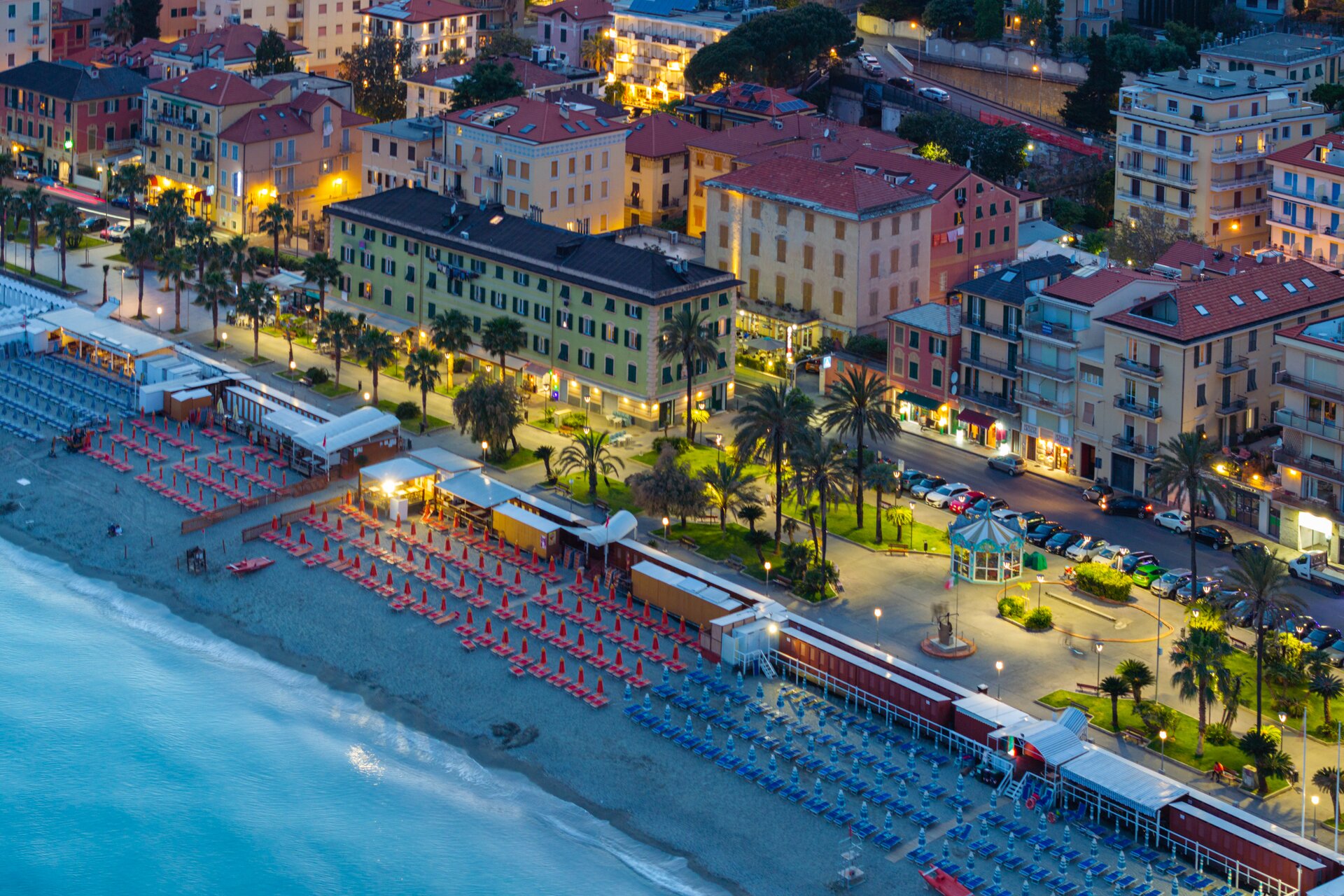 Lungomare Di Varazze Al Tramonto Dall Alto Con Stabilimenti Balneari 1