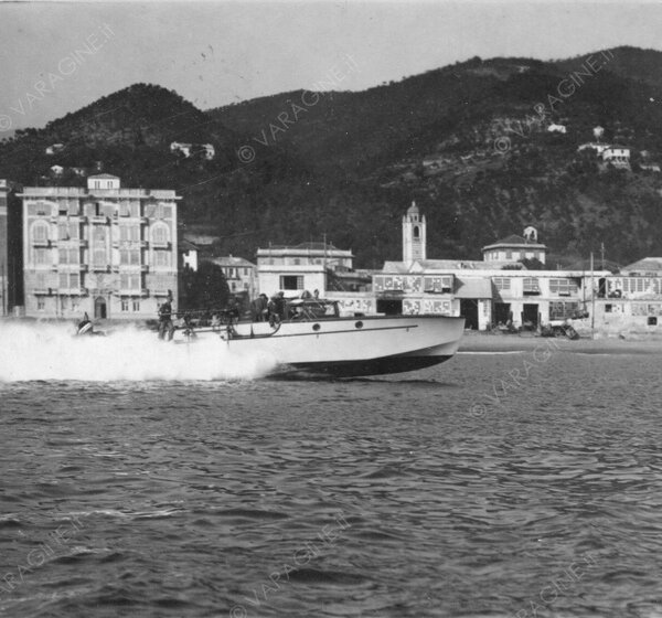 Cantieri Baglietto Mas In Navigazione Durante Le Prove Di Collaudo Davanti Allo Specchio Acqueo Di Varazze