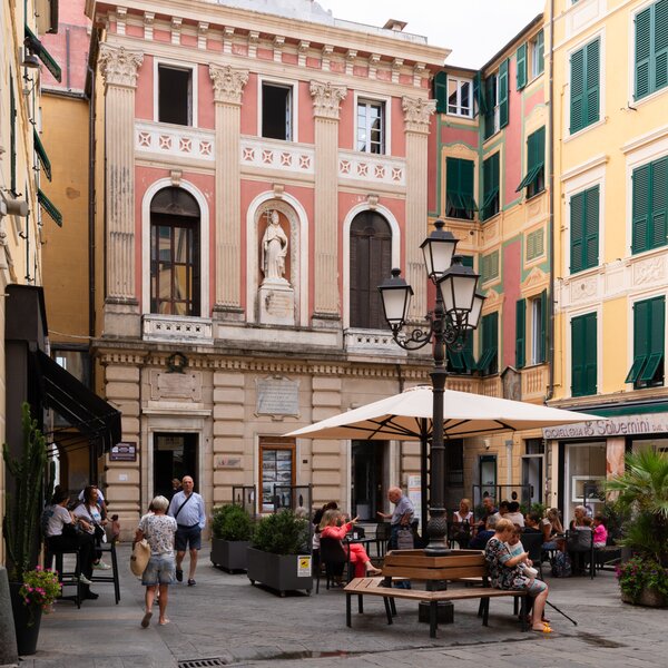 Piazza Beato Jacopo Con Sullo Sfondo Omonimo Palazzo Sede Dello Iat