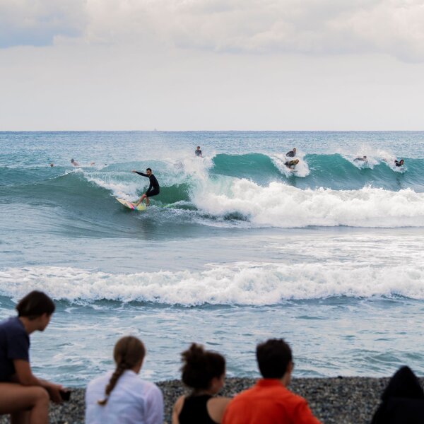 Copia Di Sport Surfisti In Acqua Presso La Spiaggia Dei Surfisti Vicino Al Molo Marinai D Italia