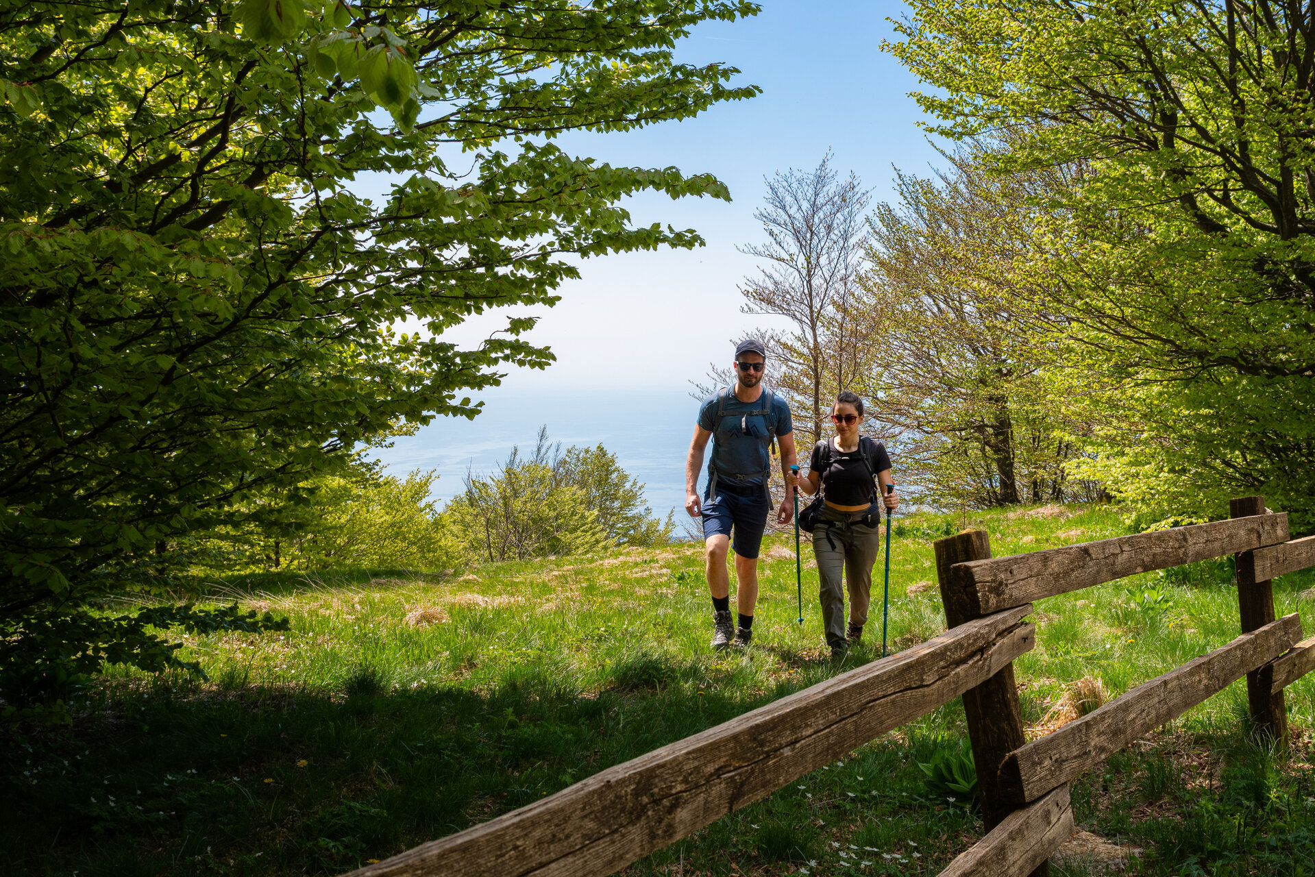 Trekking Su Monte Beigua Con Sullo Sfondo Vista Sul Mare 1