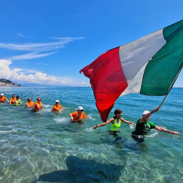 Marcia Acquatica Nel Mare Della Citta Di Varazze