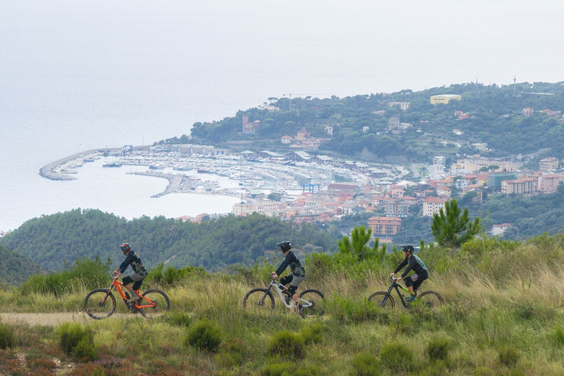 Attivita Outdoor Di Mtb Presso Il Santuario Di Nostra Signora Della Guardia Con La Marina Di Varazze Sullo Sfondo