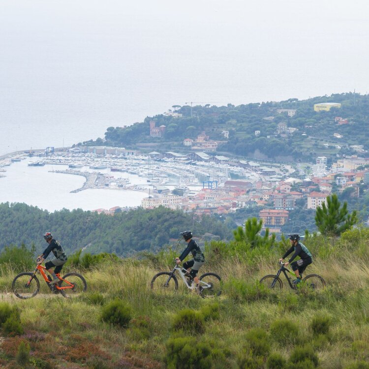Attivita Outdoor Di Mtb Presso Il Santuario Di Nostra Signora Della Guardia Con La Marina Di Varazze Sullo Sfondo