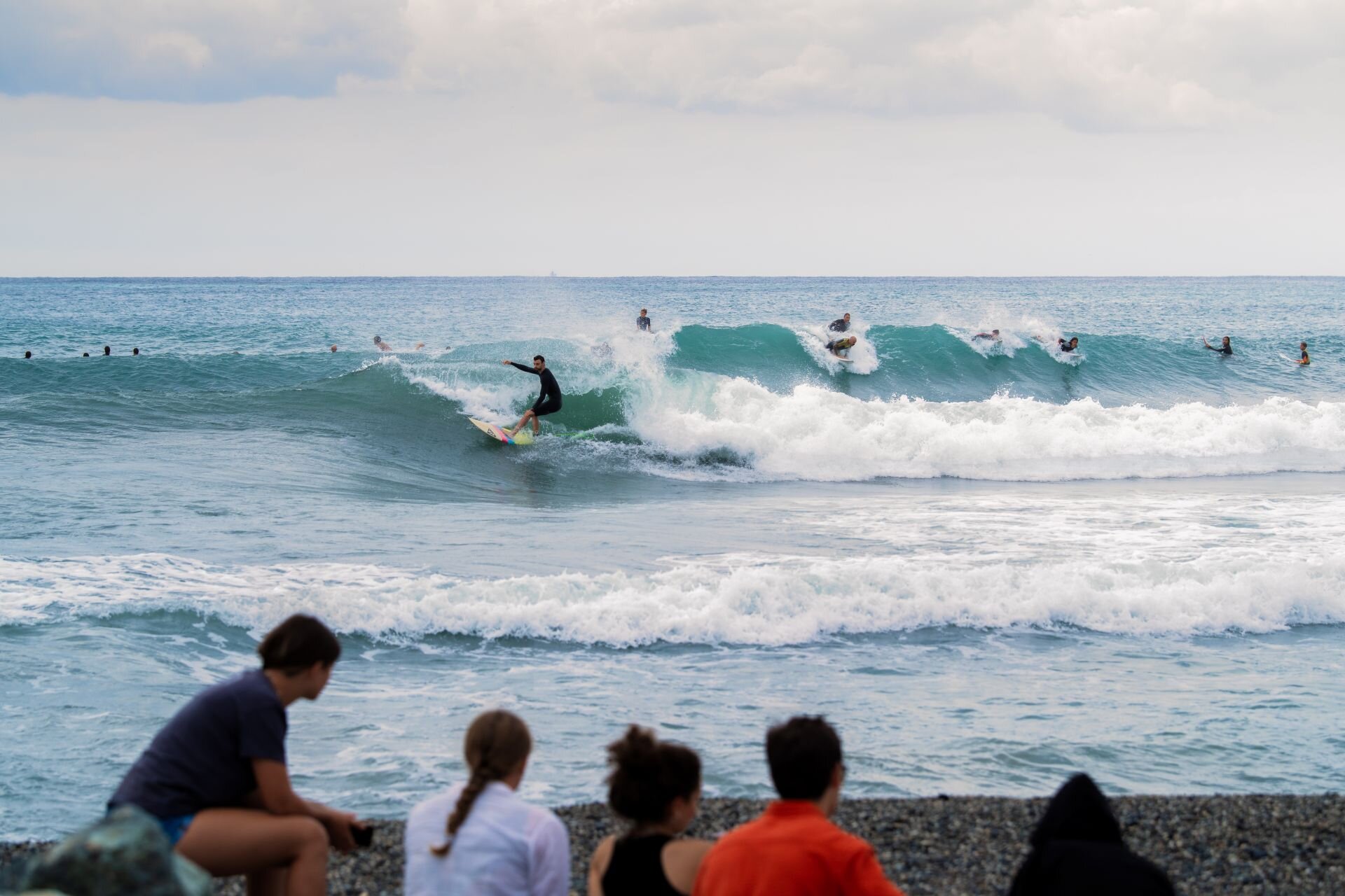Sportacquatici Surfisti In Acqua Presso La Spiaggia Dei Surfisti Vicino Al Molo Marinai D Italia