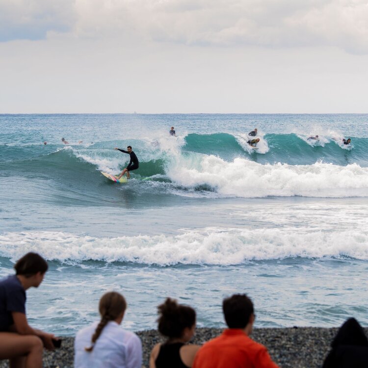 Sportacquatici Surfisti In Acqua Presso La Spiaggia Dei Surfisti Vicino Al Molo Marinai D Italia