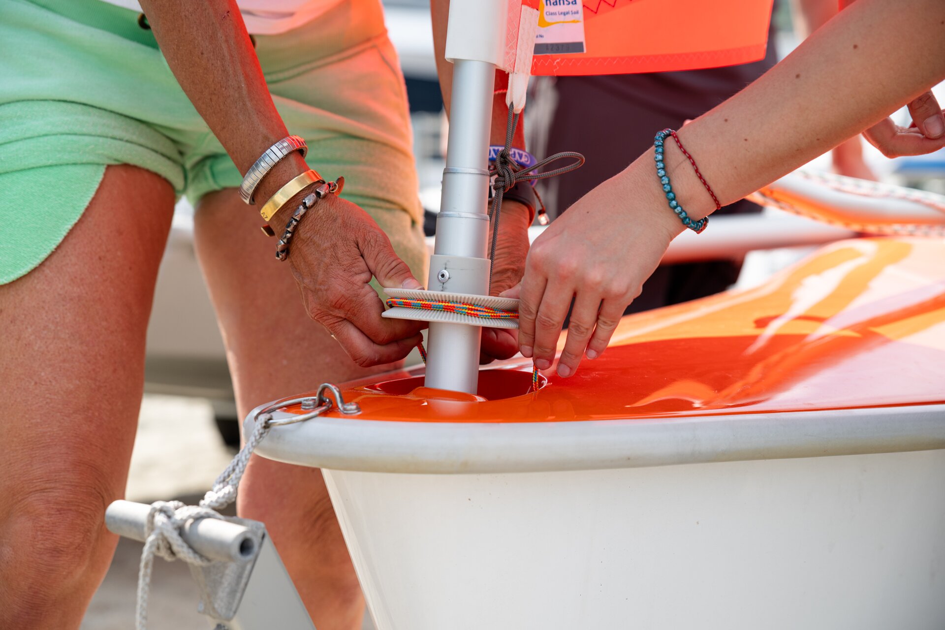 Dettaglio Mani Durante La Preparazione Di Una Barca A Vela Per Uscita In Mare