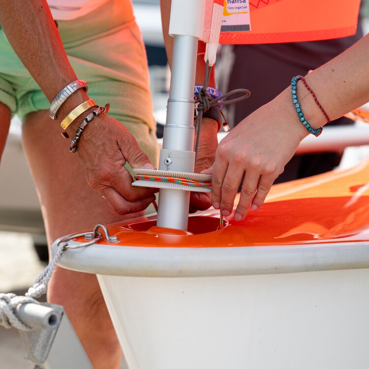 Dettaglio Mani Durante La Preparazione Di Una Barca A Vela Per Uscita In Mare