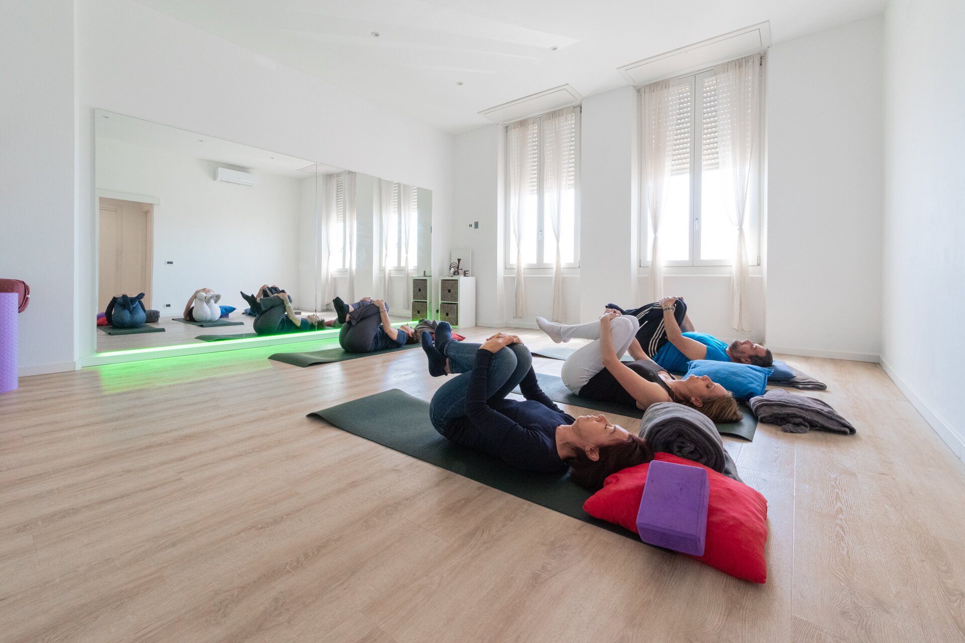 Attivita Di Yoga E Pilates In Gruppo In Centro Olistico Nella Citta Di Varazze