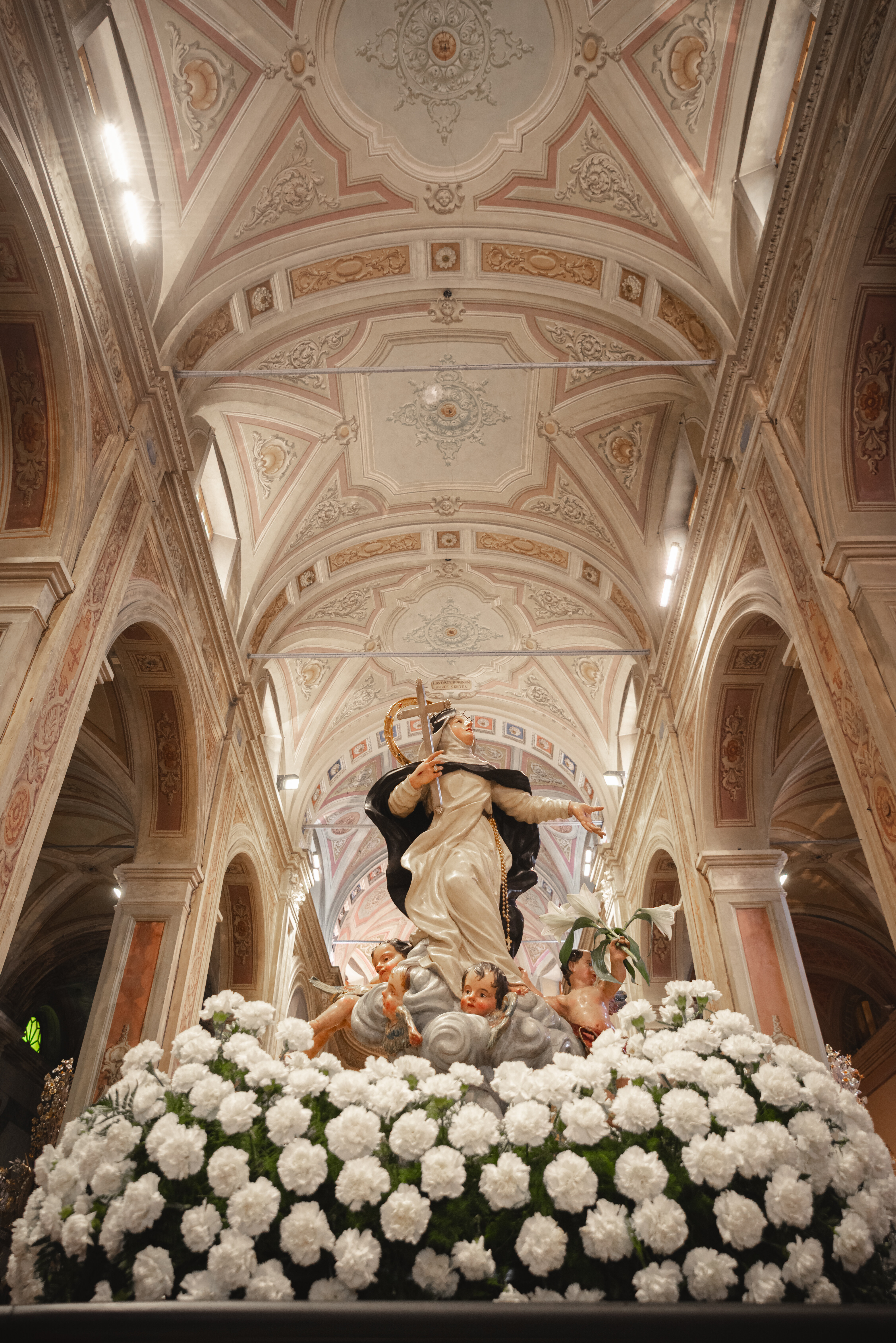 Statua Di Santa Caterina All Interno Della Chiesta Di Sant Ambrogio