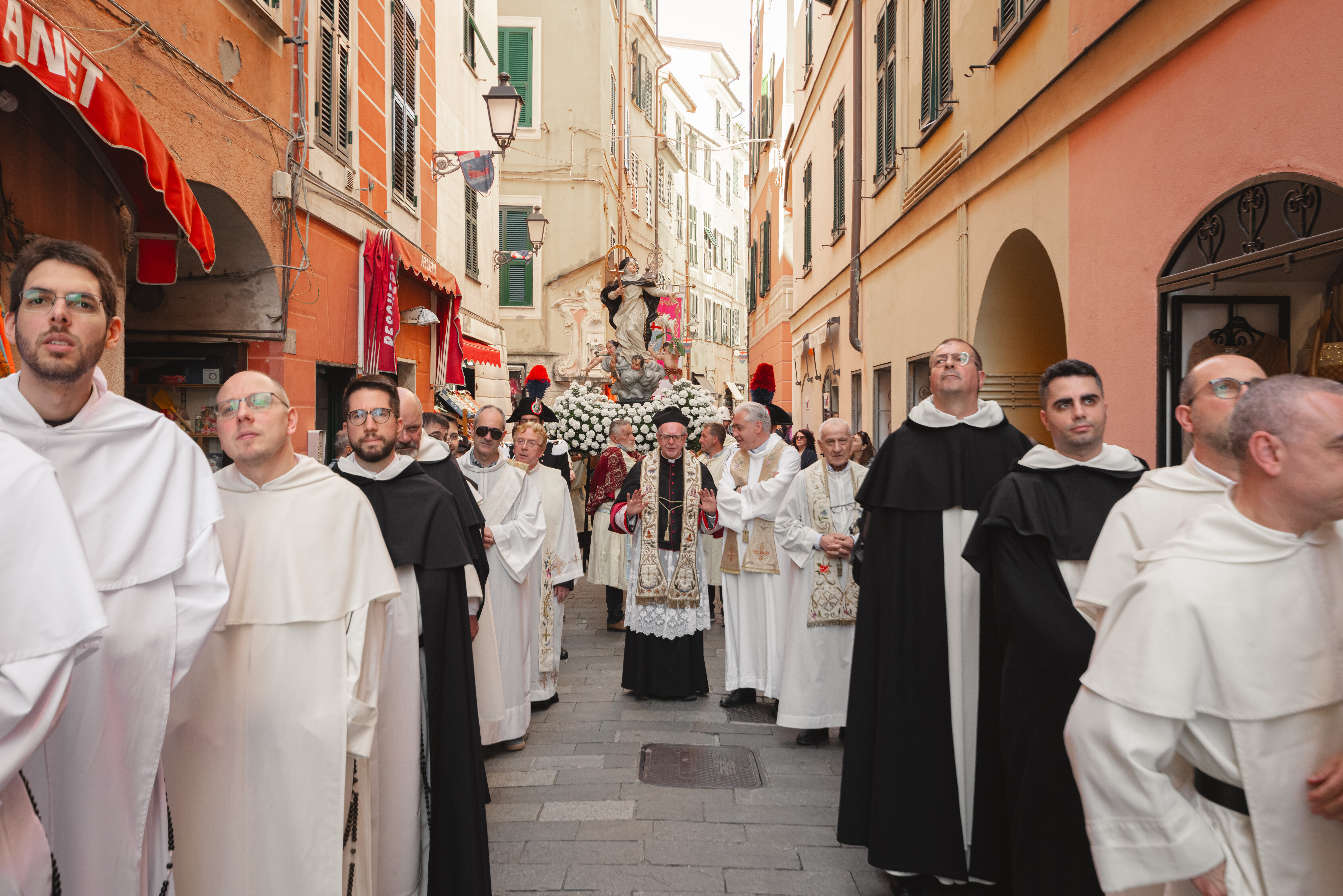 Processione Dei Sacerdoti Che Precodono La Cassa Di Santa Caterina Sullo Sfondo