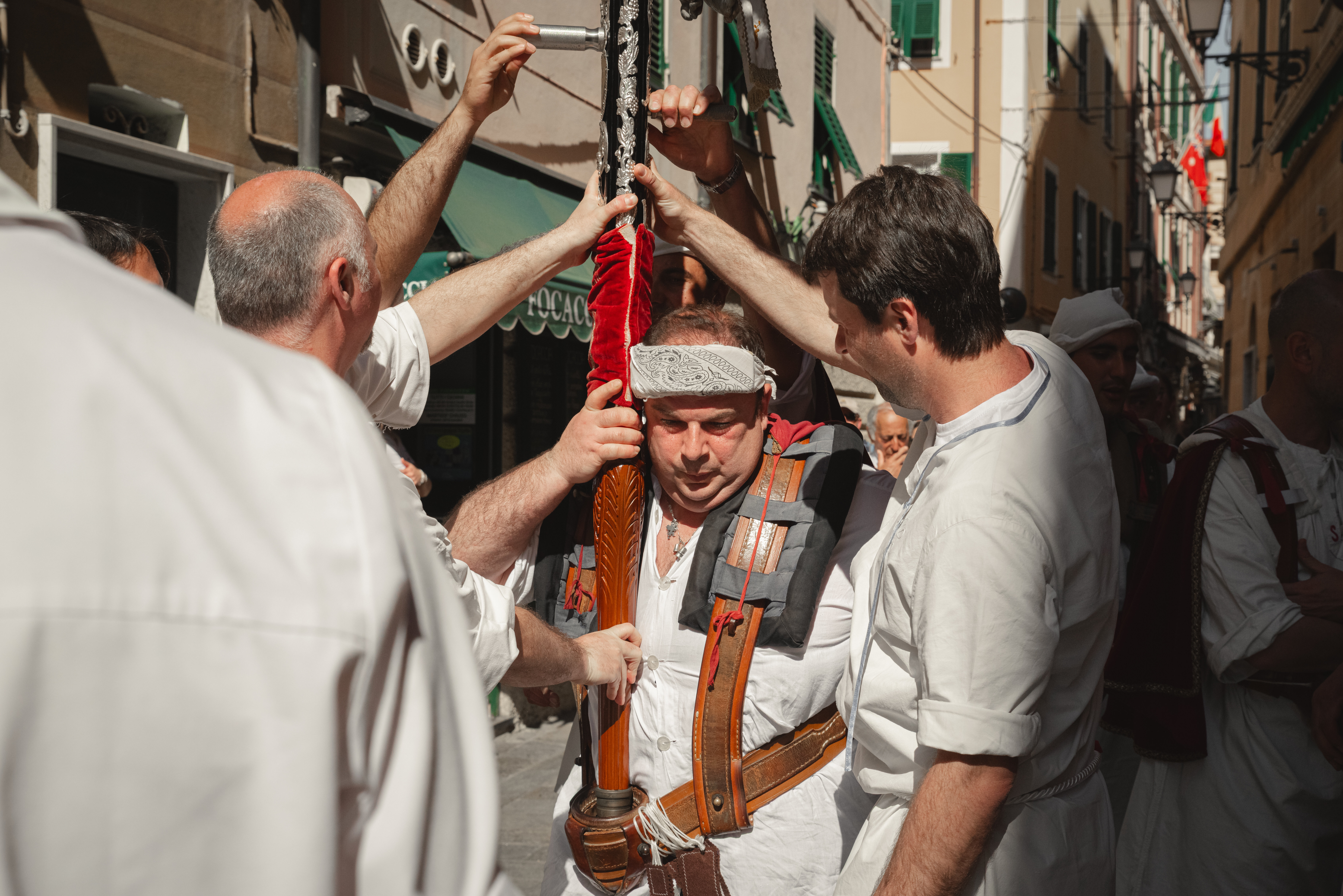 Dettaglio Su Portatore Del Cristo Durante La Processione Di Santa Caterina