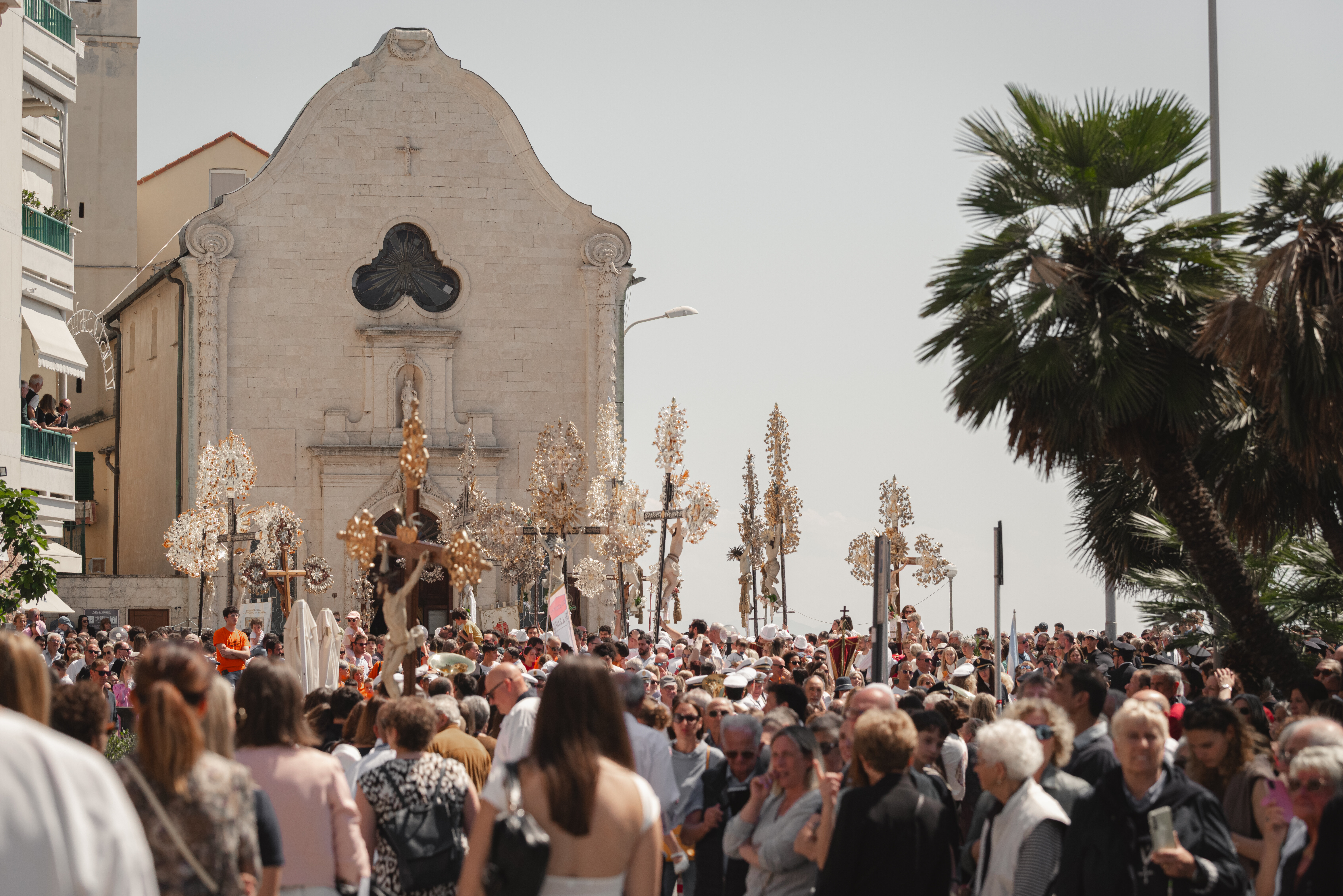 Arrivo Della Processione Presso La Piazza Di Santa Caterina Antistante Alla Chiesa Con Tutti I Crocefissi