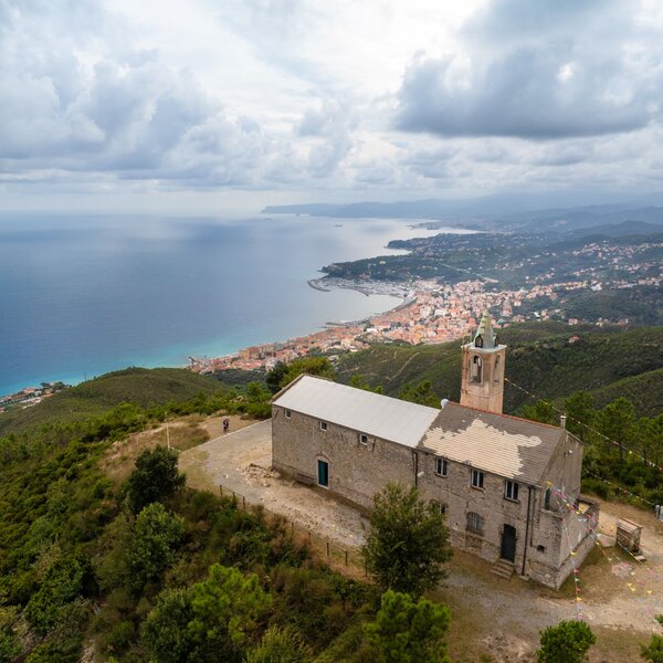 Santuario Di Nostra Signora Della Guardia Con Sfondo La Citta Di Varazze