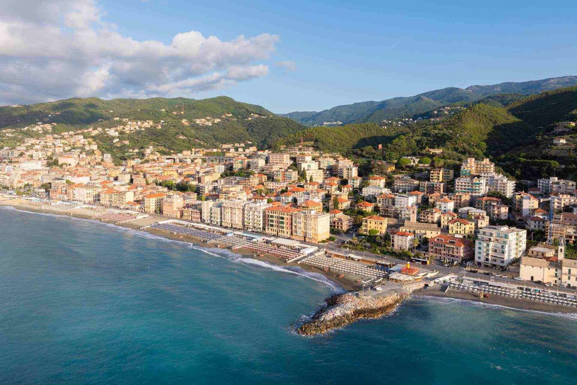 Veduta Sulla Spiaggia Di Varazze Dal Molo Di Santa Caterina