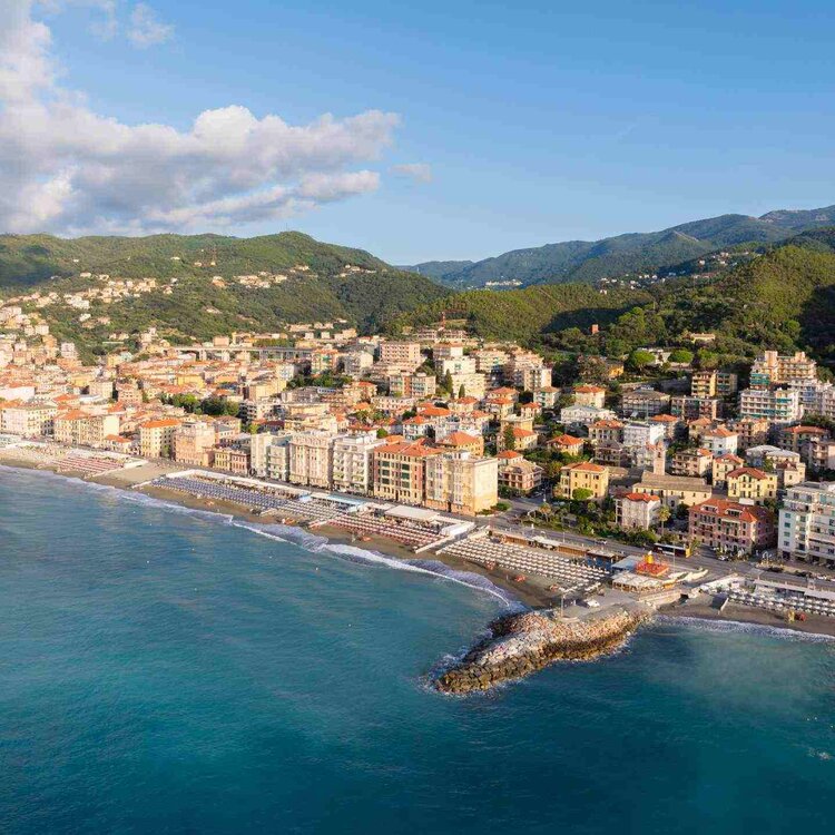 Veduta Sulla Spiaggia Di Varazze Dal Molo Di Santa Caterina