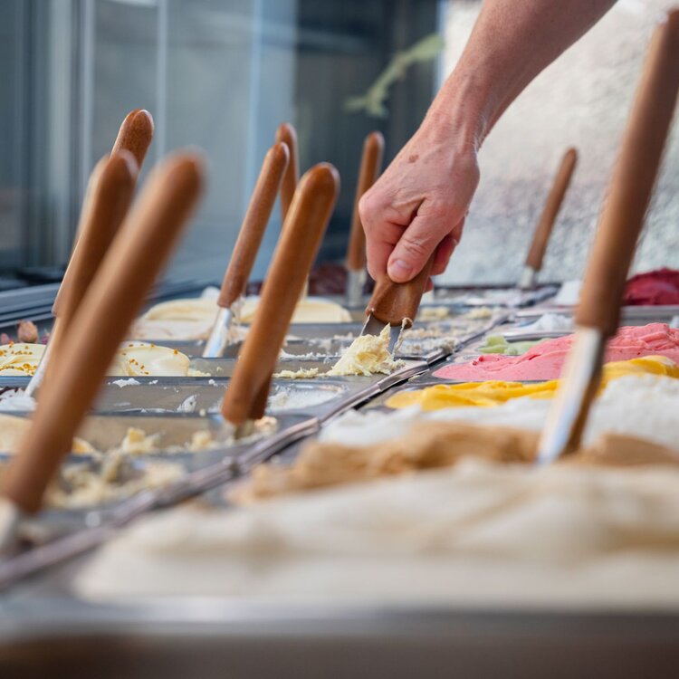 Dettaglio Su Vaschette Con Gelato In Gelateria Artigianale Persso Varazze