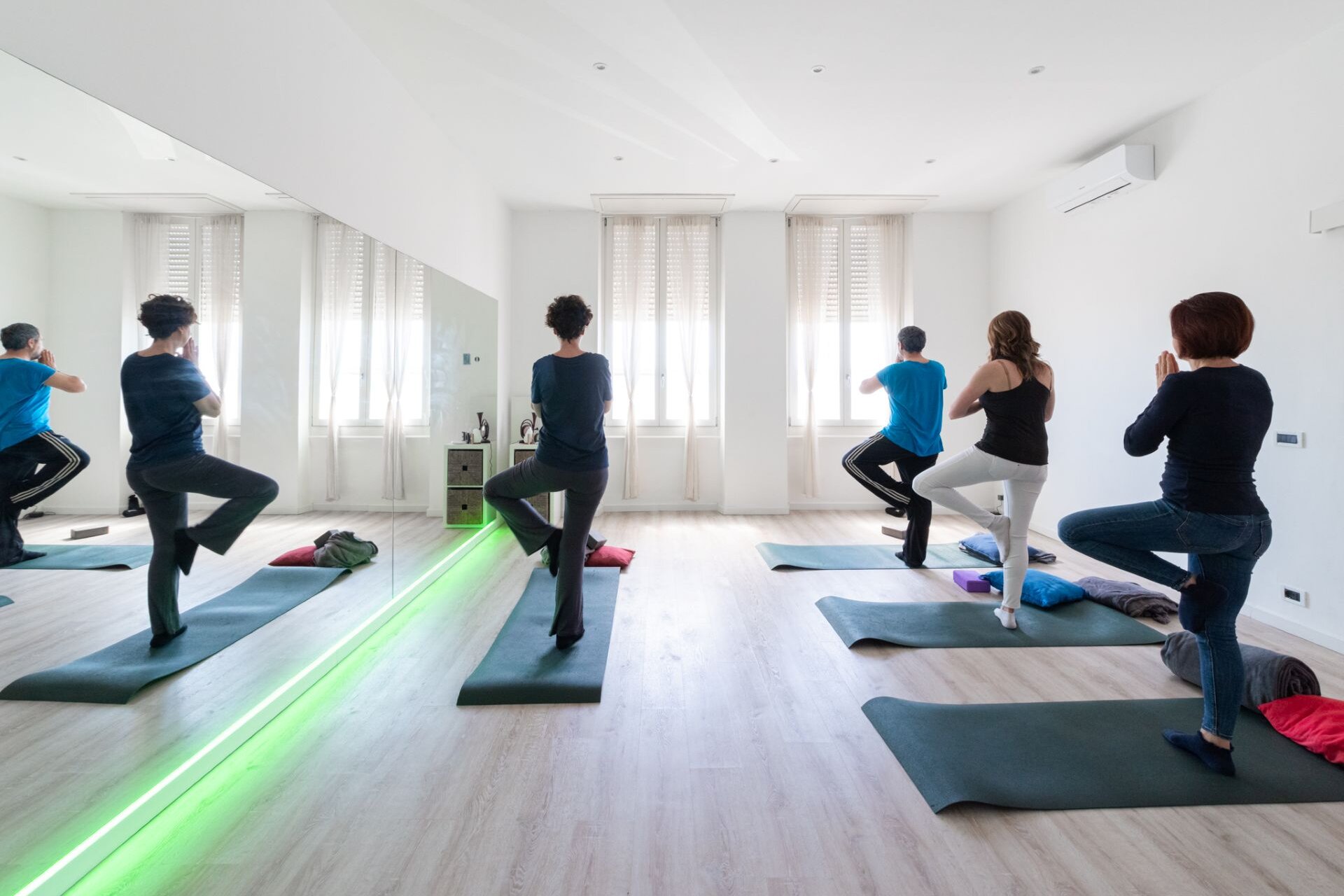 Sessione Di Yoga Dentro Un Centro Olistico Nella Citta Di Varazze