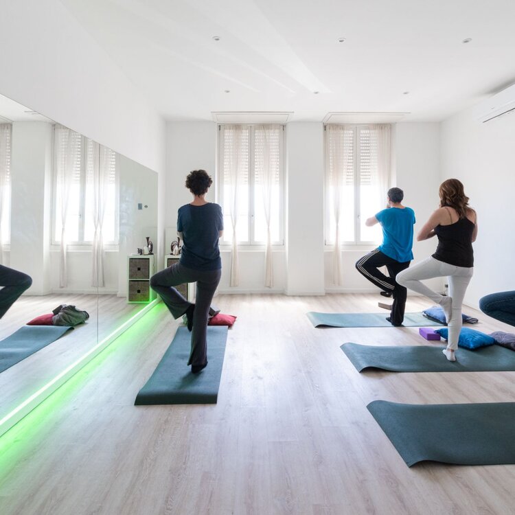 Sessione Di Yoga Dentro Un Centro Olistico Nella Citta Di Varazze