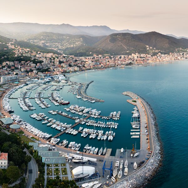 Panoramica Su Varazze Con Primo Piano Su Marina Di Varazze
