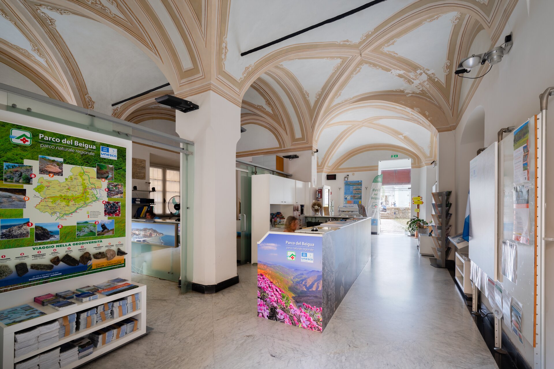 Interno Dell Ufficio Iat Sito Presso Palazzo Jacopo Da Varagine