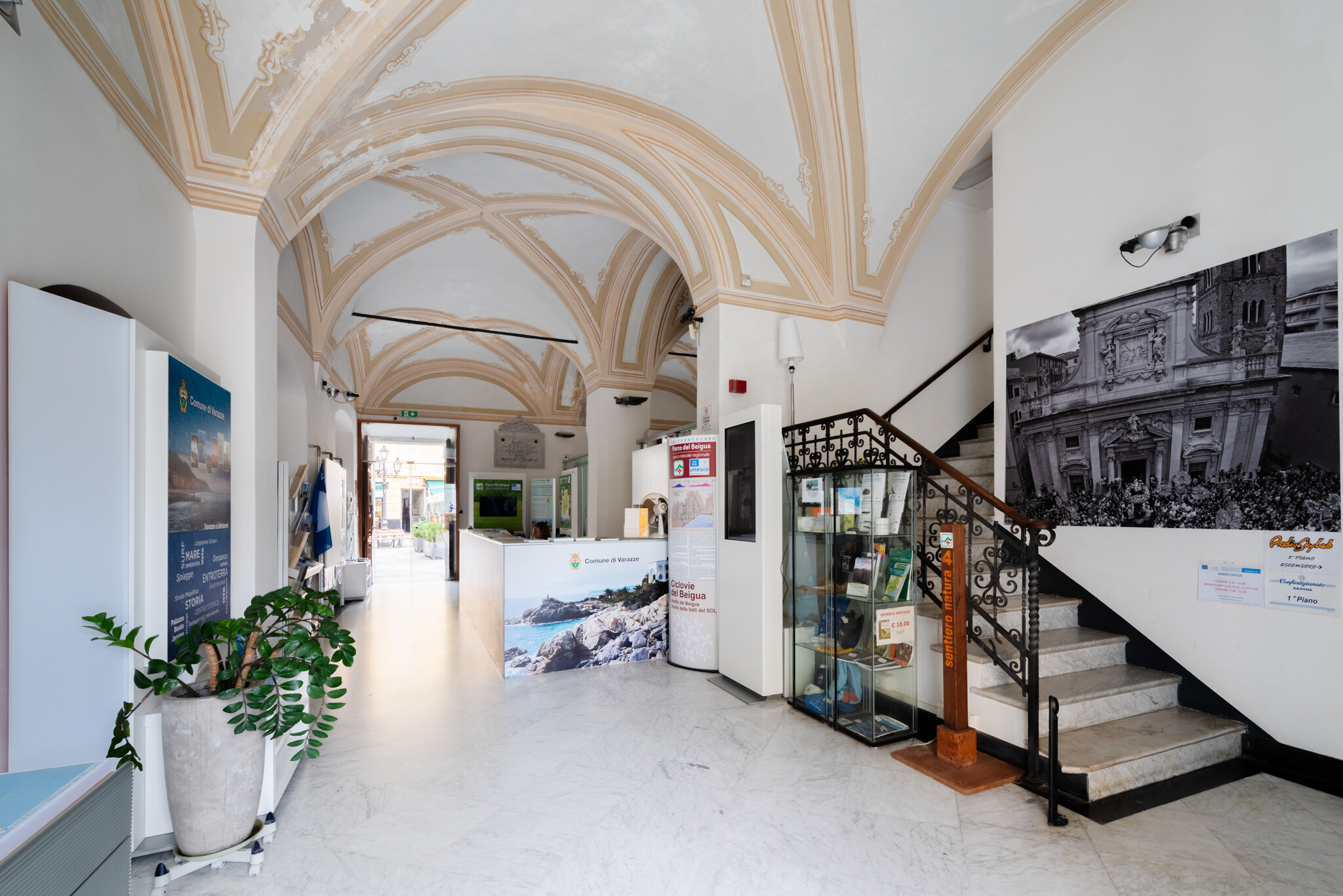 Interno Dell Ufficio Iat Sito Presso Palazzo Jacopo Da Varagine 2