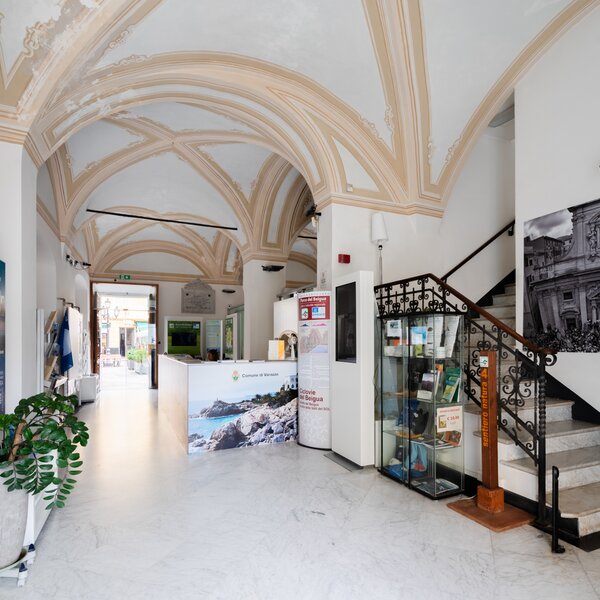 Interno Dell Ufficio Iat Sito Presso Palazzo Jacopo Da Varagine 2